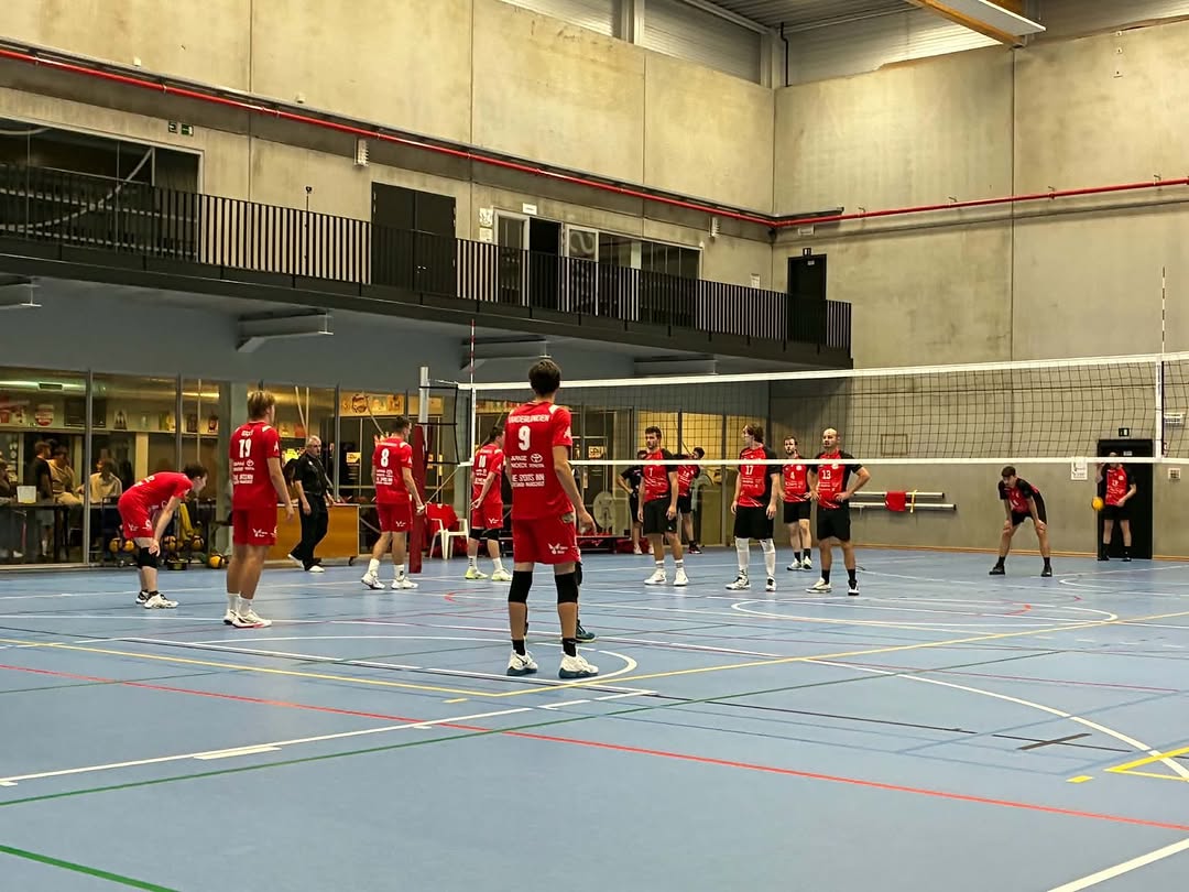 🔴⚪ Heren verliezen nipt in 5-setter

Wat een opener! 🔥 Na 2u20 strijd trokken onze heren helaas aan het kortste eind tegen Assenede.

Na een moeilijke start...